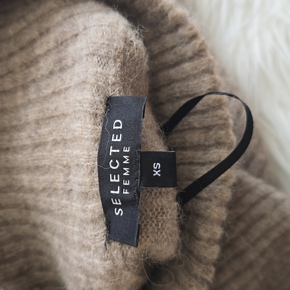 Oversized Alpaca Wool Turtleneck Sweater - Picture 11 of 11